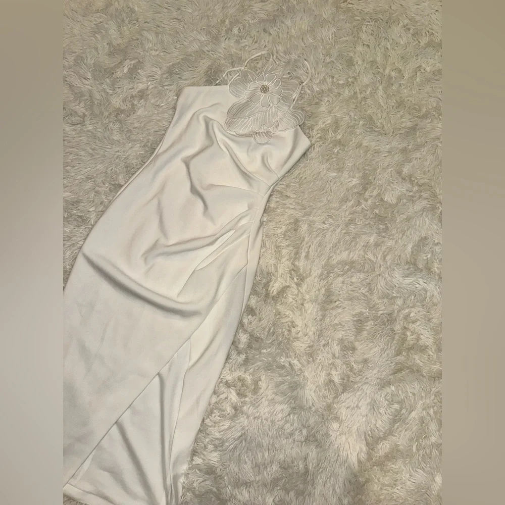 NEW Elliatt Janelle 3d Flower white halter Midi Dress sz L